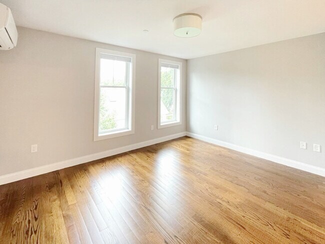 Photo - 1789 Centre St
