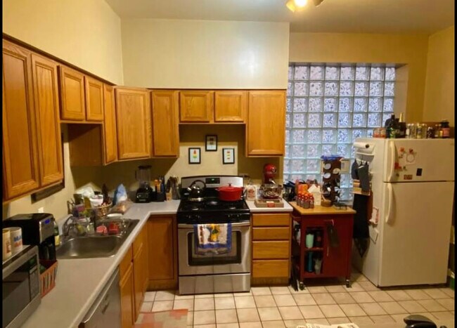 Kitchen - 906 N Oakley Blvd Unit 1
