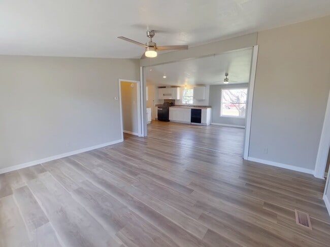 Photo - 2320 E MacArthur Rd