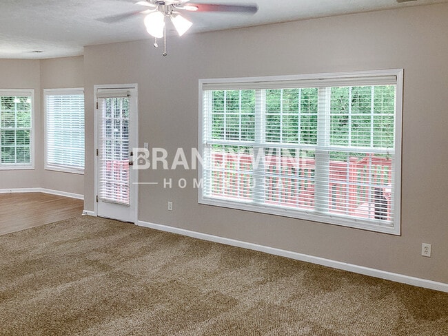 Photo - 215 Prince Edward Way