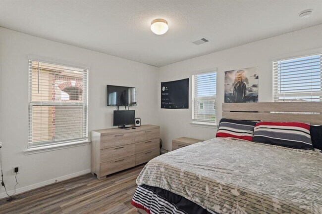 Photo - 4826 Hickory Deer Ln