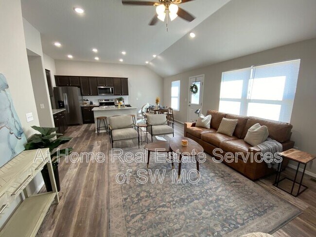 Photo - 346 W Frst Holw St