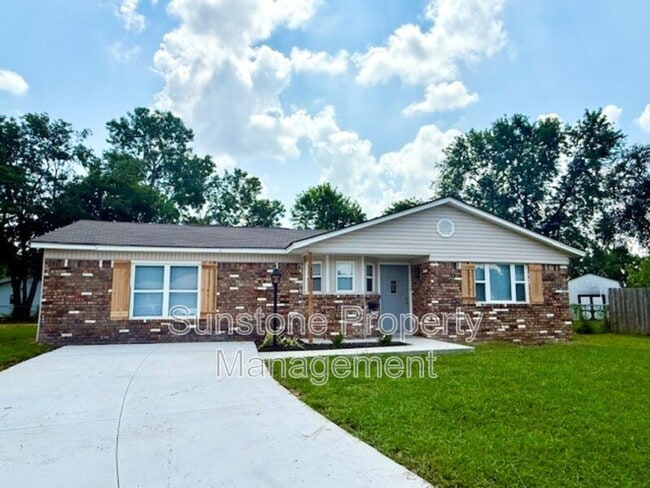 Photo - 305 N Dogwood St House