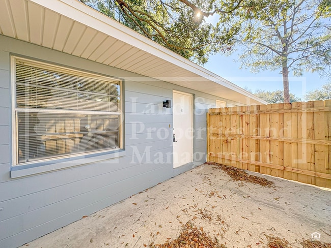 Building Photo - 815 W Carole St