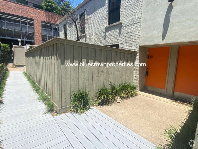 Building Photo - 2727 Hood St Unit #109 Rental
