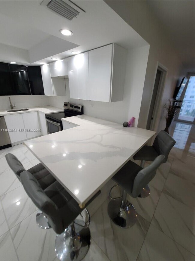 Photo - 251 174th St Unidad 611