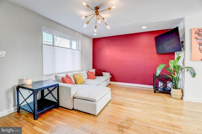 Photo - 1371 Adams St NE