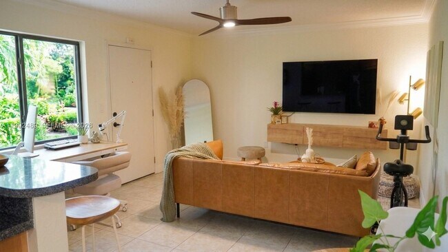 Photo - 3240 Mary St Unidad S206