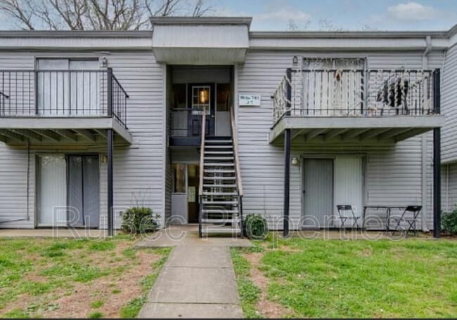 Building Photo - 702 Farmhurst Dr Unit N