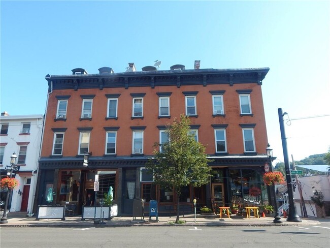 Building Photo - 49 Main St Unit 1R Rental