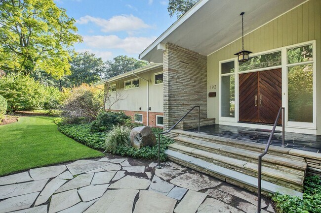 Photo - 192 Stonehurst Dr