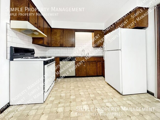 Photo - 2666 Randall Ave NW