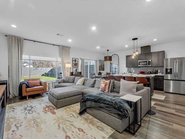 Photo - 2222 Wavell St