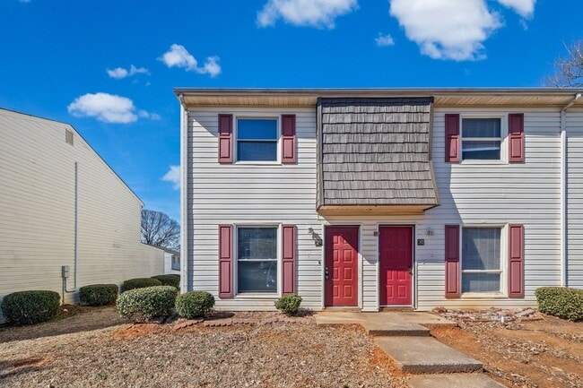 Building Photo - Lovely 2-Bed, 1.5 Bath Townhome in Quail Run of Charlotte!