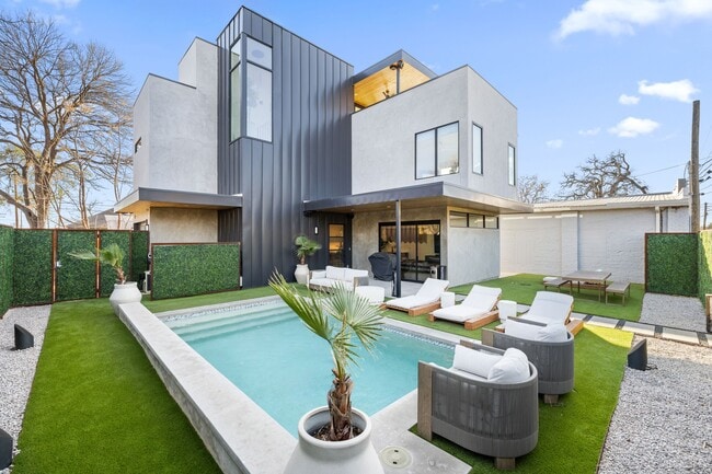 Photo - 1304 Comal St