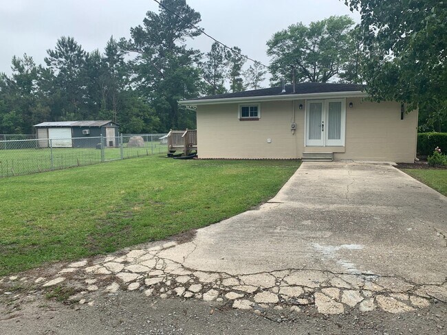 Photo - AVAILABLE NOW! 3 Bedrooms/1 1/2 Bath with ...