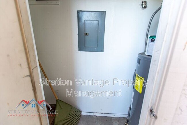 Photo - 921 W University Dr