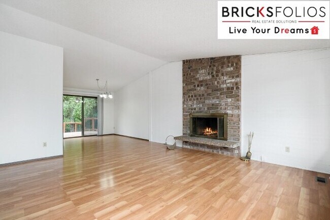 Photo - Redmond Gem! Live in the award-winning Lake Washington School District.