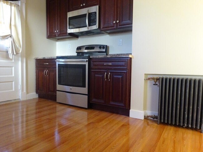 Photo - 25 Oak Square Ave