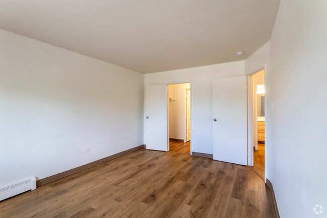 2BR, 1BA - 898SF - Primary Bedroom
