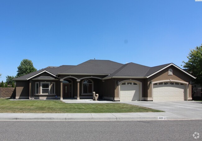 Building Photo - 3 bed, 2 1/2 bath house in Kennewick