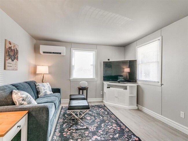 Photo - 203 E Brooks St