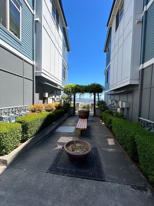 Building Photo - 2106 Yakima Ct S