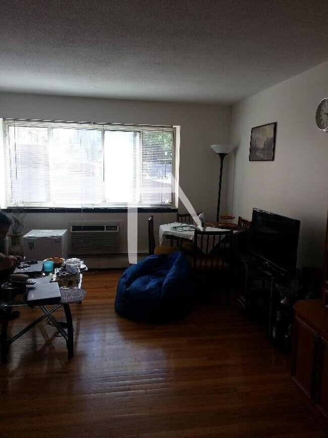 Photo - 245 Kelton St