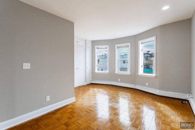 Building Photo - Charming Large Studio Apartment in the Hea...