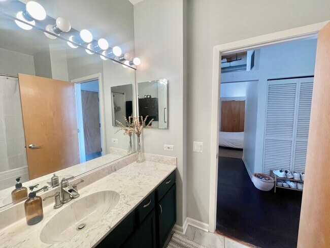 Photo - 1935 N Fairfield Ave Unit 306