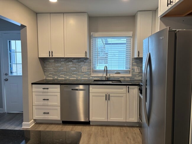 Photo - 5552 Lyman Ave