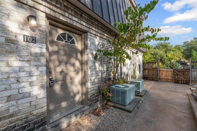 Photo - 2800 Westhill Dr Unit 102