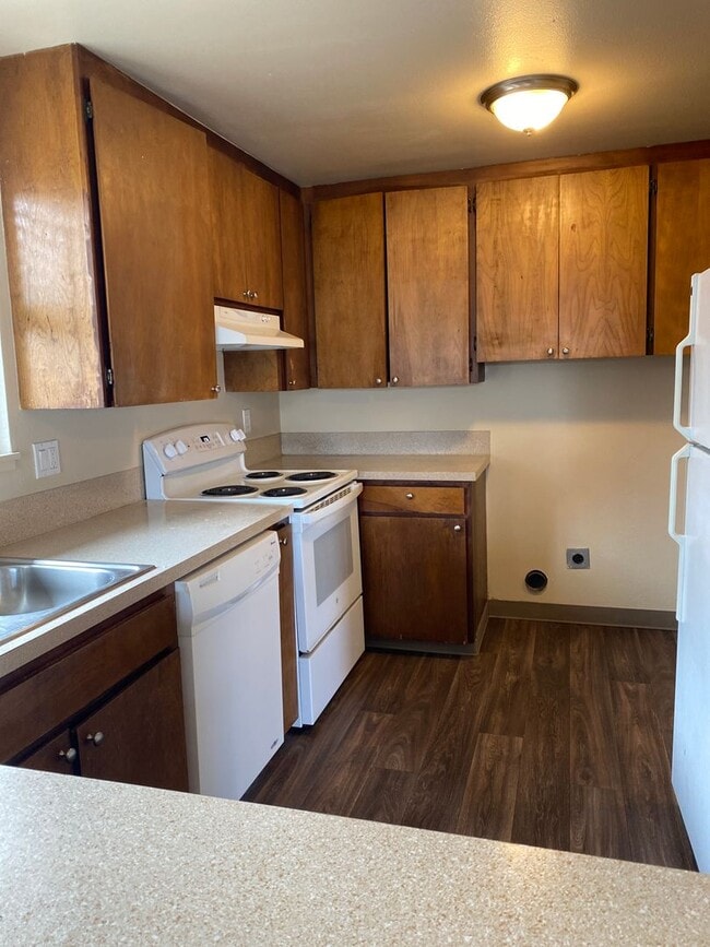 Photo - (526) Halpert Duplex - 4 Bedroom / 2 Bathroom Unit 1417 (UGF)