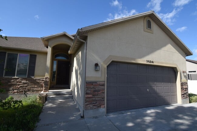 Photo - Newly Remodeled Magna Gem with New Appliances & Easy Freeway Access!!