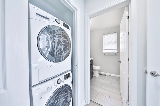 Full size washer/dryer - Olympus Apartments