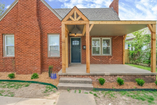 Building Photo - Charming Duplex 1/1 Duplex With Storage!