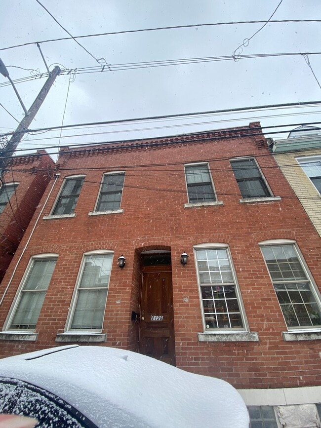 Building Photo - Spacious 4 Bedroom House in Southside Flats!