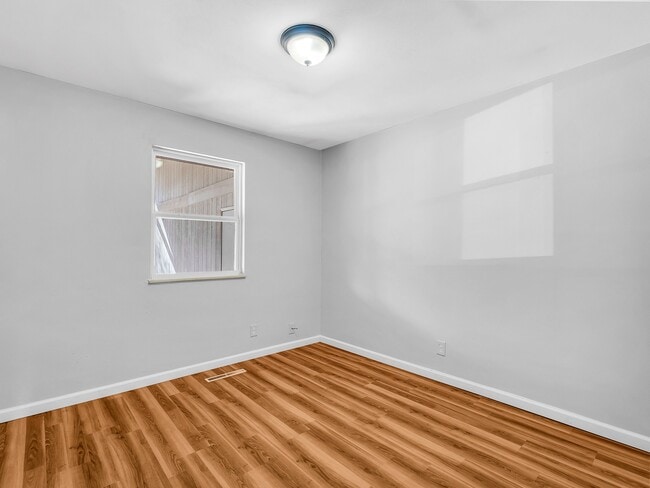 Photo - 106 Britanna Dr