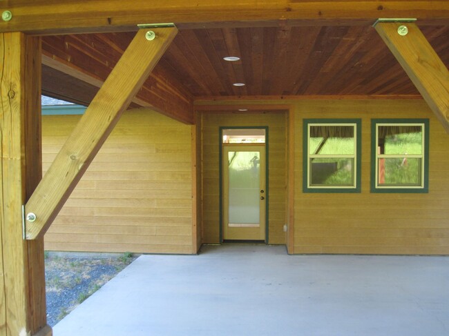 Entrada a través de la cochera - 1381 Mingo Mountain Rd