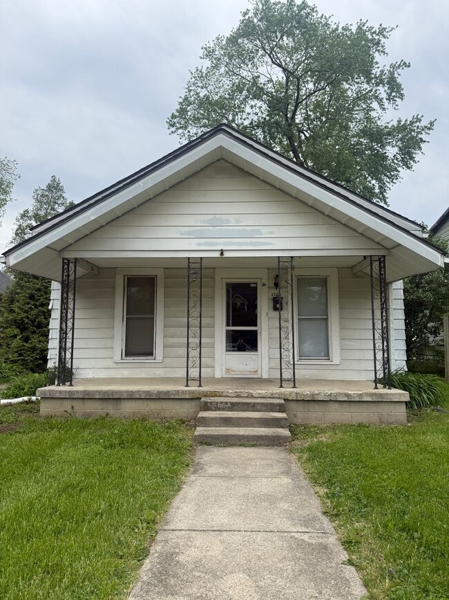 Photo - 2 Bed 1 Bath - Off Street Parking/Washer Dryer Hook Up!