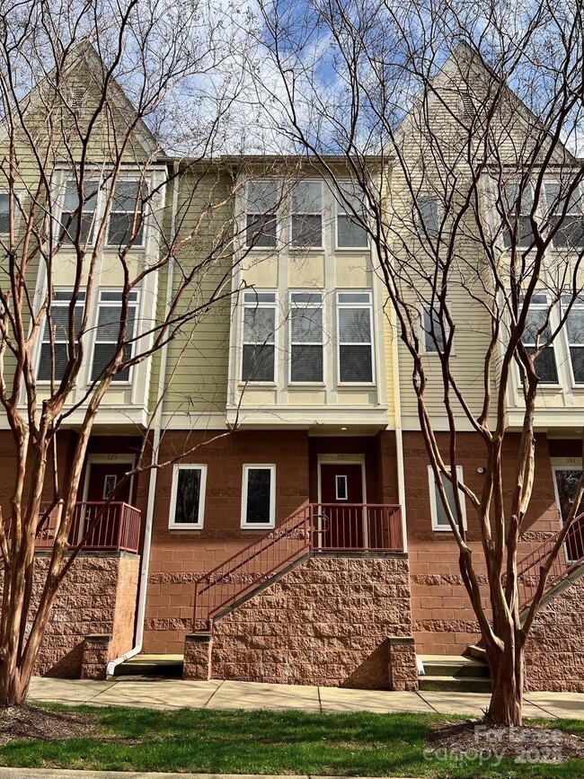 Building Photo - 127 N Sycamore St Rental