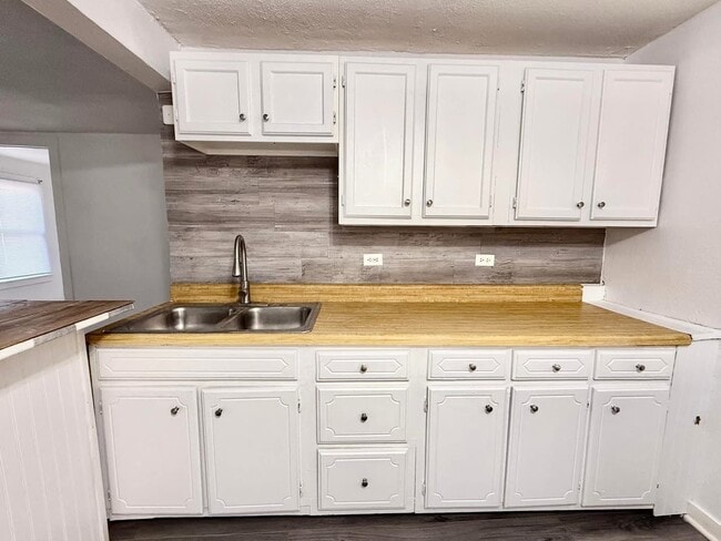 Photo - 35 Monroe Ave NE