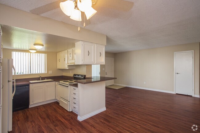 1 BR, 1 BA - 701 SF