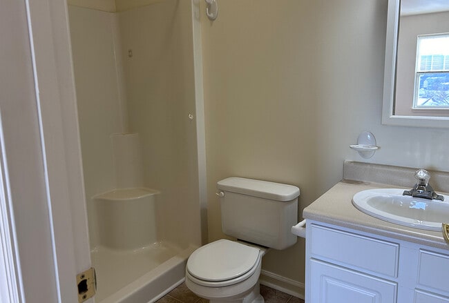 Master bath - 405 Blossom Dr