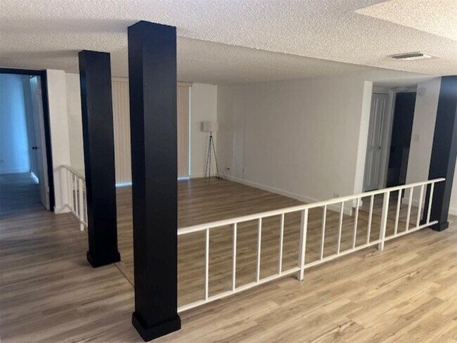 Photo - 3720 Inverrary Dr Unit 1T