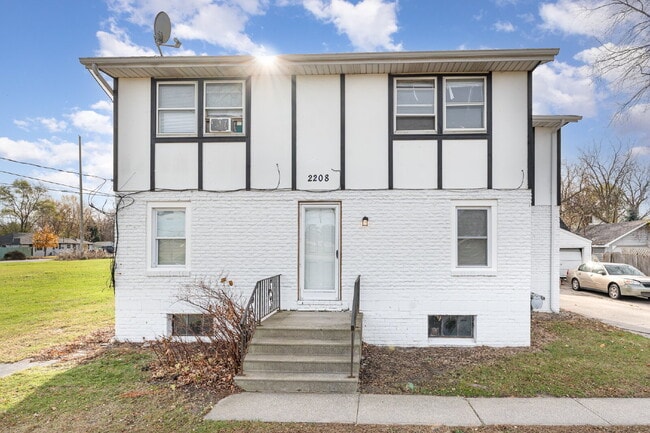 Building Photo - 2 Bedroom Newly Updated Apartment Rental - $1100/Month Unit 2