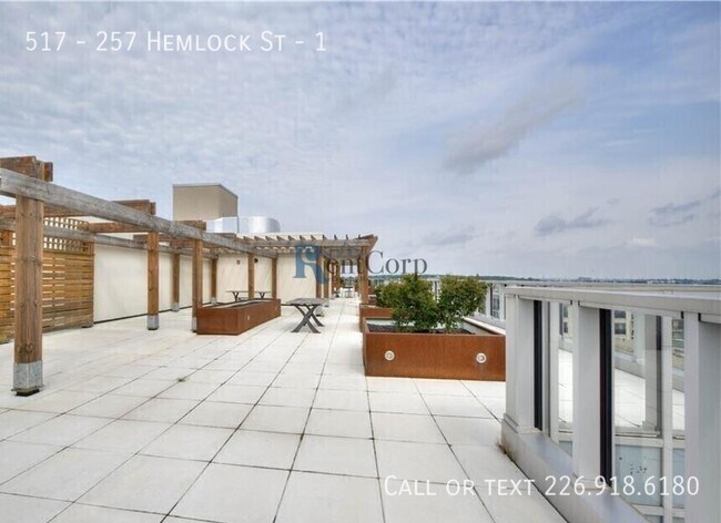 Photo - 257-257 Hemlock St