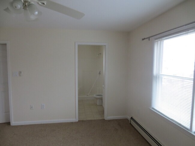 Photo - 7 J St