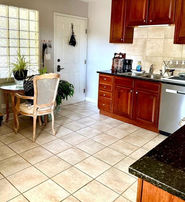 Photo - 760 Oakwood Ave