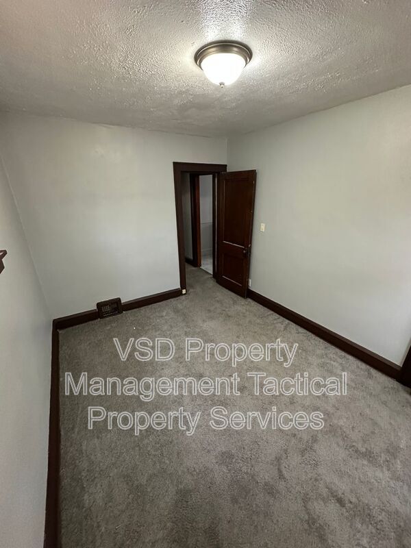 Photo - 4024 E 143rd St Unit Down